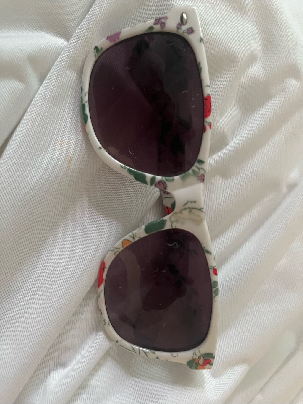 White Floral Frame Sunglasses With Dark Lenses - Women Accessories